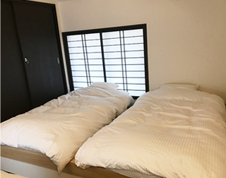 There is a small space in which 3 sets of Futon Japanese-style bedding can be made.<br />The accommodation can have up to 5 people. 